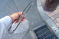 トングでゴミ拾い